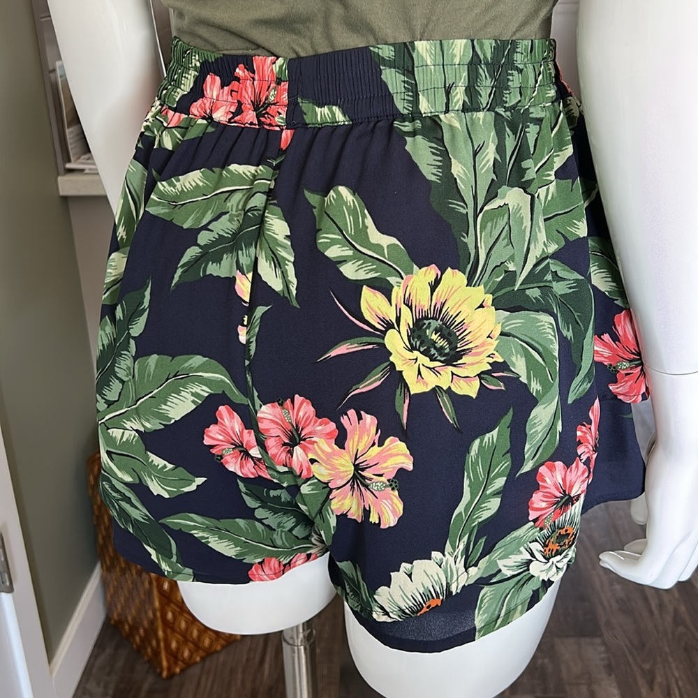 Aritzia Sunday Best Tropical Layered Shorts - Picture 8 of 16